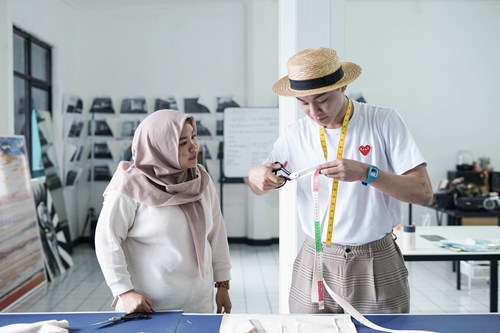 Matias mengajar seorang peserta